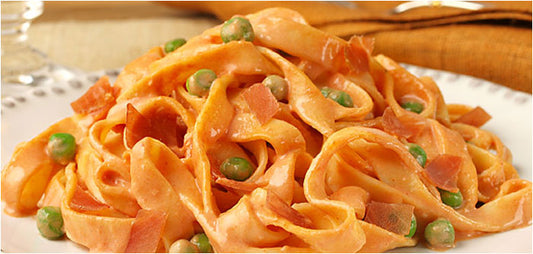 Fettuccine in Pink with Peas and Prosciutto